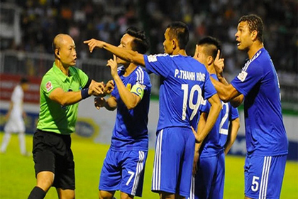 Vòng 13 Toyota V-League 2017: Khi trọng tài lại... nổi lửa