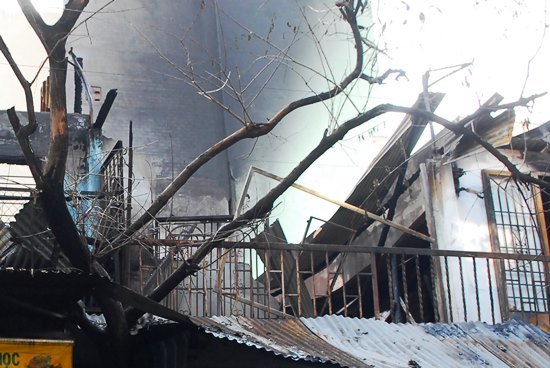 Xưởng may cháy ngùn ngụt, mẹ bế con 2 tuổi nhảy lầu