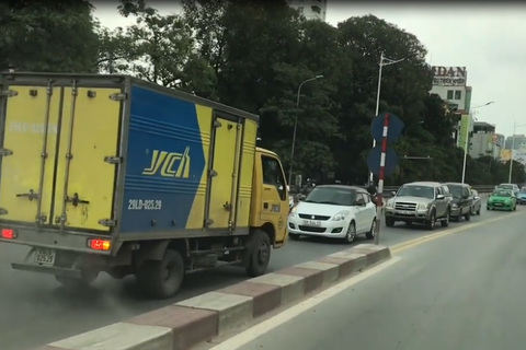 Đi ngược chiều, tài xế xe tải bắt ô tô đối diện tránh đường