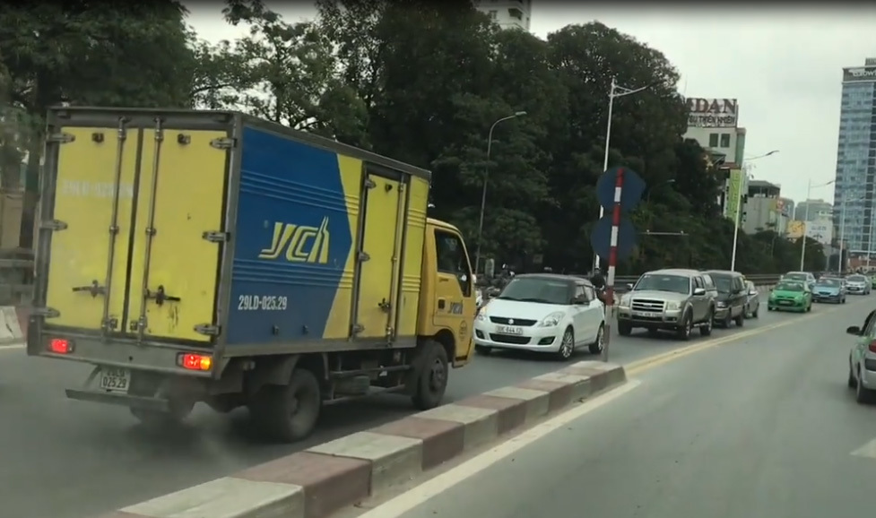 Đi ngược chiều, tài xế xe tải bắt ô tô đối diện tránh đường