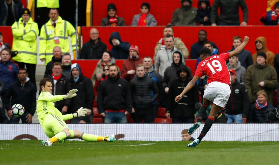 Rashford thăng hoa rực rỡ, biến Ibra thành 