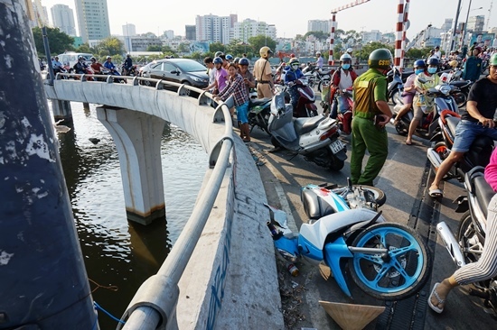 Tông thành cầu, 2 thanh niên chạy xe máy rơi xuống kênh