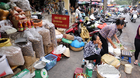 Xế hộp, chợ cóc rộn ràng tái chiếm vỉa hè Hà Nội