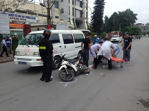 Cô gái bị ô tô tông gãy chân tay phải nẹp tại chỗ