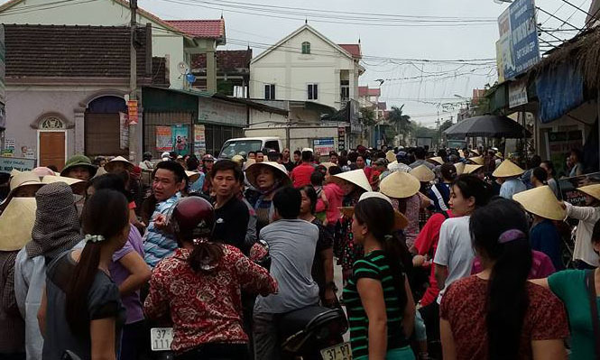 Hàng trăm người đuổi bắt phụ nữ nghi thôi miên trộm tài sản