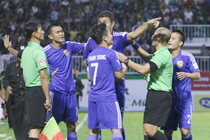 V-League thành giải làng: Giữ ghế xong rồi tính!