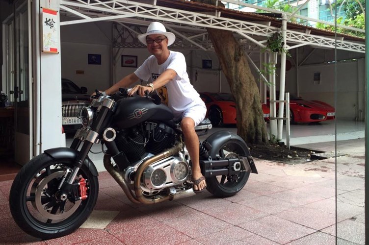 Choáng váng thú chơi mô tô khủng của đại gia Việt