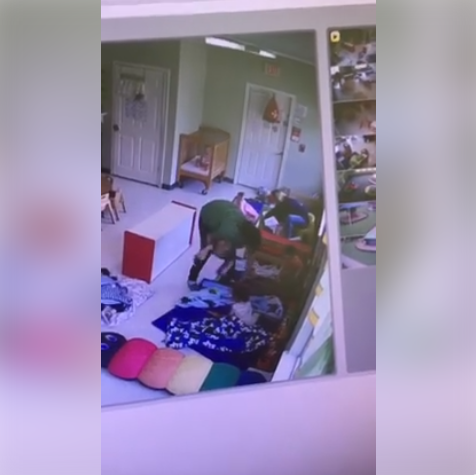Mẹ Mỹ phẫn nộ vì clip bảo mẫu bạo hành trẻ mầm non