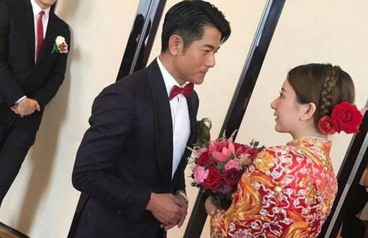 Vợ Quách Phú Thành lộ bụng bầu trong ngày cưới