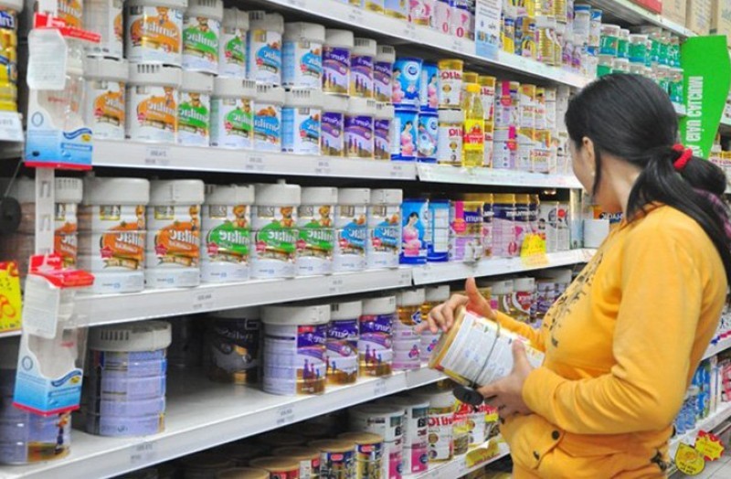Lo loạn giá sữa: Trẻ em Việt lại uống sữa giá đắt?