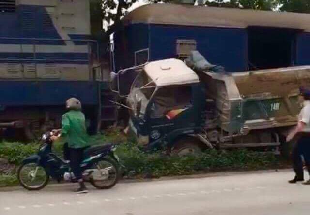 Tàu hỏa tông xe tải xoay nghiêng, tài xế nguy kịch