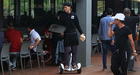 Độc nhất Hà Nội: Đi xe điện cân bằng bê đồ ăn cho khách