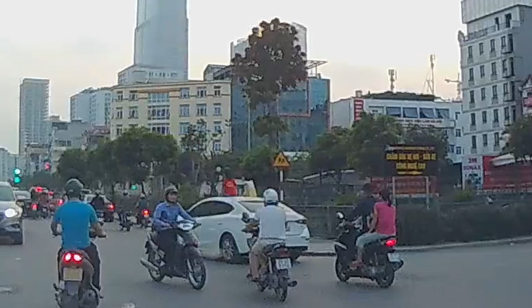 2 bé gái ngồi trên nóc ô tô chạy khắp phố Hà Nội