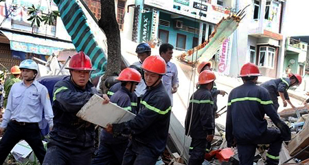 Nhà 3 tầng đổ sập, một người văng ra đường tử vong