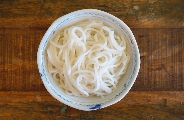 Không ngờ cách làm bún tươi lại đơn giản thế này