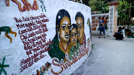 'Làng bích báo' của cụ ông 96 tuổi đẹp lạ giữa Thủ đô