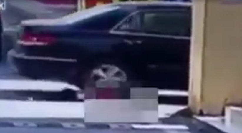 Bé gái bị ô tô cán qua người hai lần vẫn tự ngồi dậy