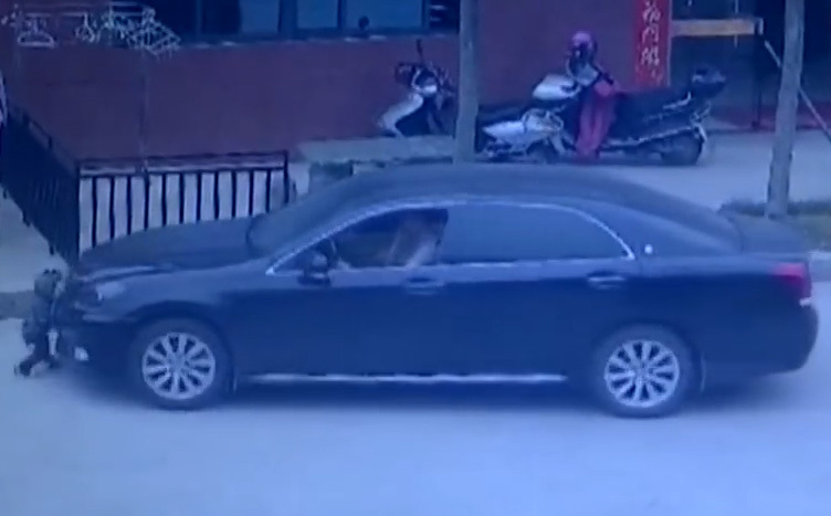 Bé 2 tuổi sống sót hy hữu sau khi bị cuốn vào gầm xe