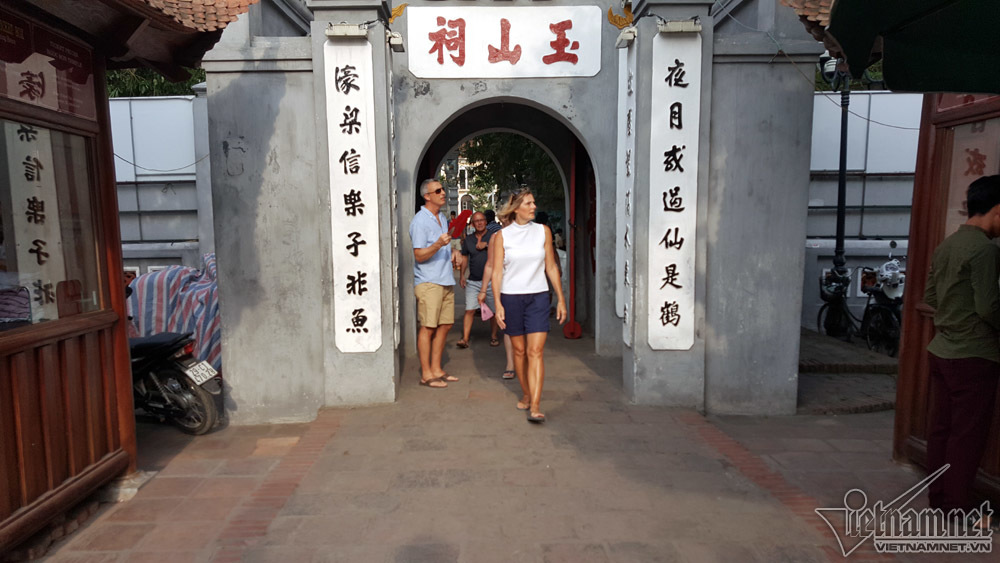 ăn mặc phản cảm, quy tắc ứng xử, đền Ngọc Sơn