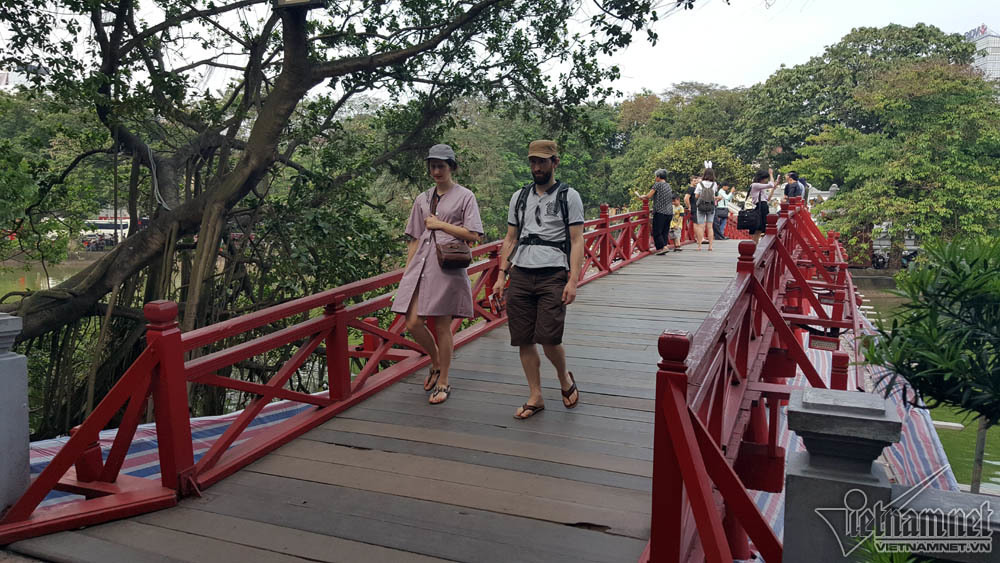 phát áo miễn phí