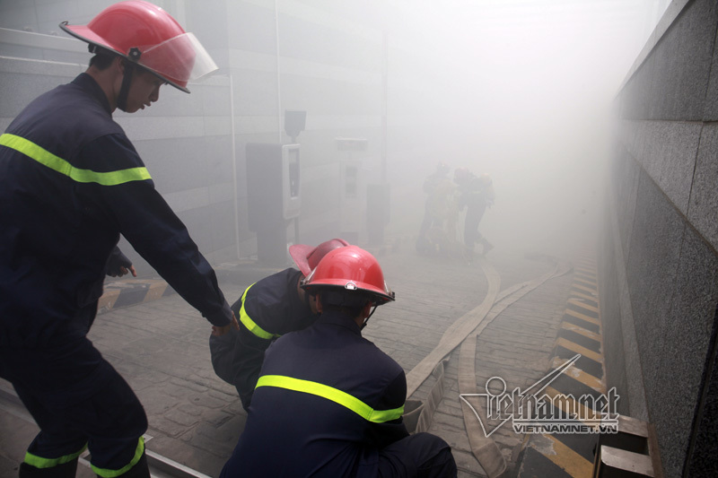 16 xe cứu hoả chữa cháy ở toà nhà cao thứ 2 Hà Nội