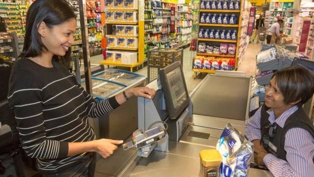 Trình làng thẻ tín dụng thanh toán bằng vân tay