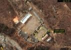 Người Triều Tiên chơi bóng chuyền giữa bãi thử hạt nhân