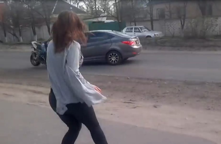 Ngắm gái nhảy bốc lửa, lái xe phân khối lớn đâm thẳng đầu ô tô