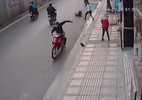 Tài xế tông thẳng taxi vào tên cướp giật túi xách ở Sài Gòn