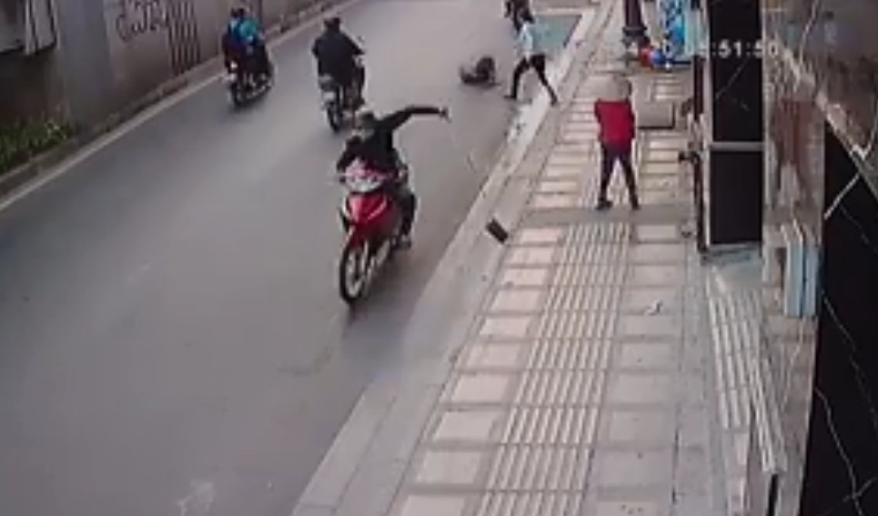 Tài xế tông thẳng taxi vào tên cướp giật túi xách ở Sài Gòn