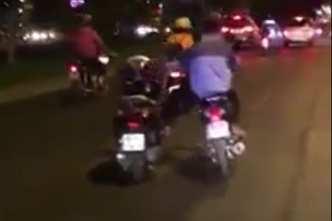 Hai tay lái 2 xe máy ở Sài Gòn: Vừa xem vừa run