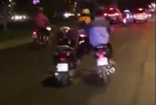 Hai tay lái 2 xe máy ở Sài Gòn: Xem mà hãi