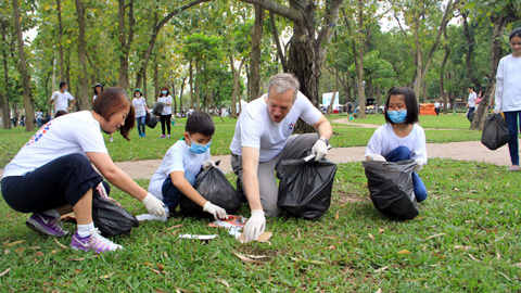 Đại sứ Mỹ tham gia thu gom rác  trong công viên Thống Nhất