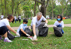 Đại sứ Mỹ tham gia thu gom rác  trong công viên Thống Nhất