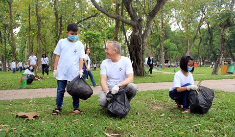 ĐẠI SỨ MỸ NHẶT RÁC