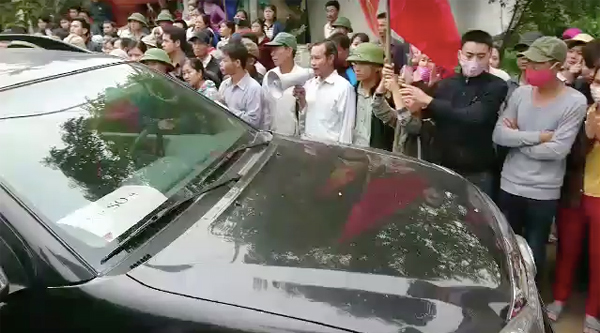 Người dân Đồng Tâm đón Chủ tịch Nguyễn Đức Chung