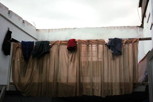 Giông lốc bất ngờ, nhiều nhà dân ở Sài Gòn bị sập tường, tốc mái