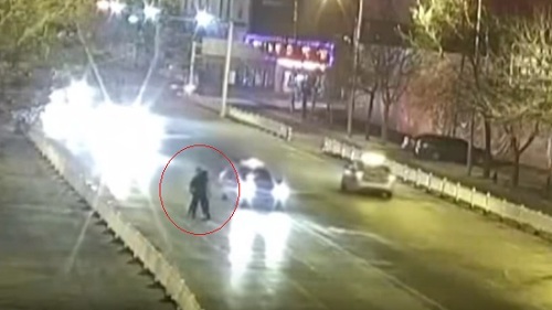 10 clip 'nóng': Nụ hôn định mệnh của cặp đôi ôm nhau giữa đường