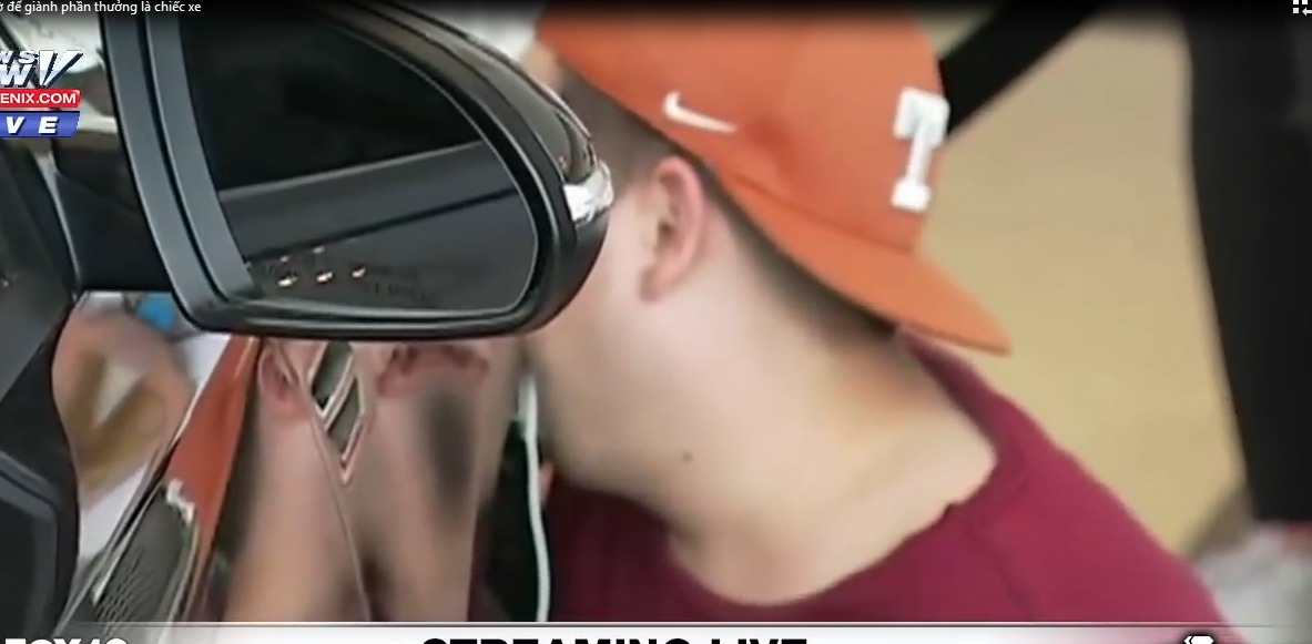 Hôn ôtô 50 giờ để giành phần thưởng là chiếc xe