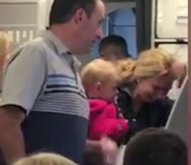 Tiếp viên American Airlines đánh phụ nữ và thách hành khách đánh nhau