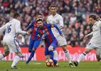 Siêu kinh điển: Messi làm cật lực, Ronaldo rung đùi ăn cỗ