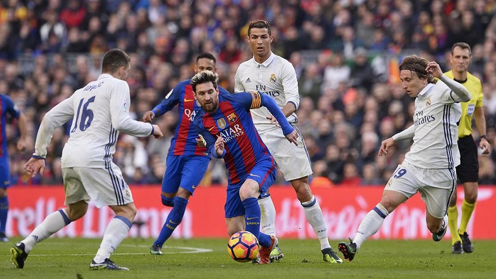 Siêu kinh điển: Messi làm cật lực, Ronaldo rung đùi ăn cỗ