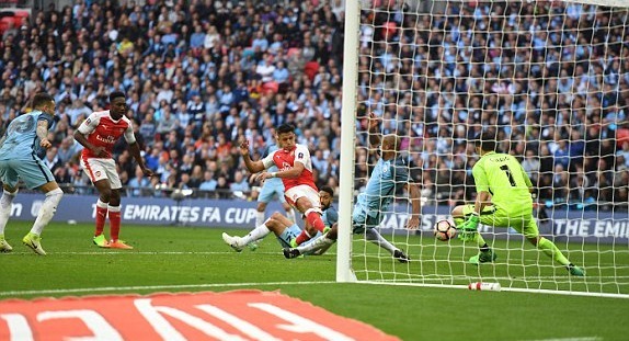 Arsenal 2-1 Man City phút 100 Sanchez ghi bàn