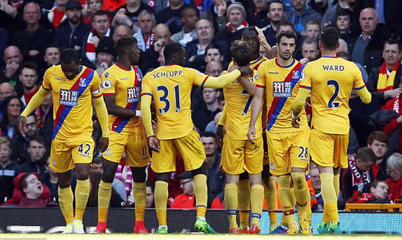 Liverpool thua sốc, MU thắp lên hy vọng