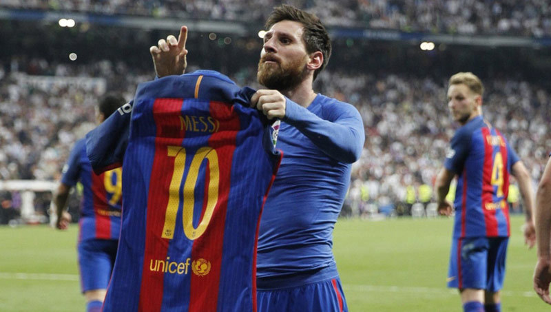 Messi làm mờ Ronaldo, Barca 'đánh sập' Bernabeu