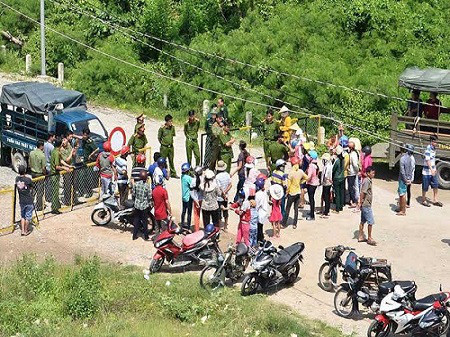 Gia đình nhốt công an, cán bộ phường, dọa cho nổ bình ga