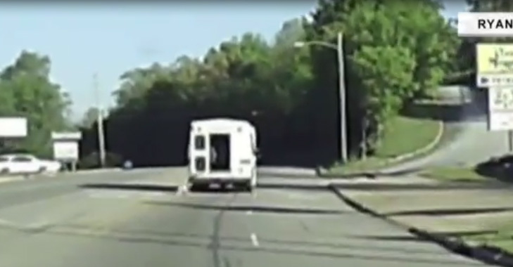 Hết hồn bé gái 4 tuổi rơi ra khỏi ô tô trên đường quốc lộ