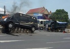 Xe khách đâm xe tải rồi bốc cháy, nhiều người bị thương