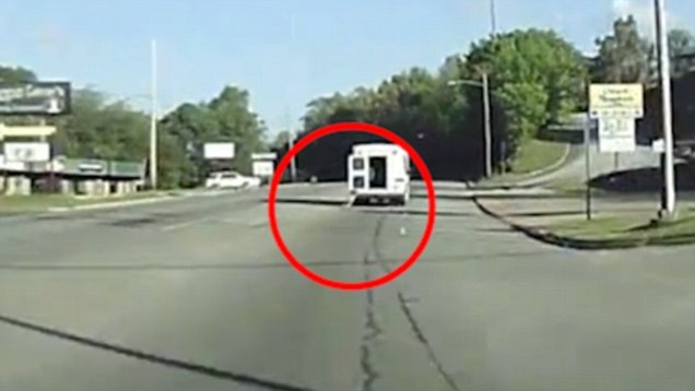 Bé 4 tuổi rơi ra khỏi xe tải