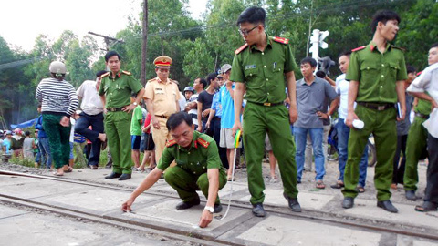 Tàu hỏa đâm nát ô tô, 4 người chết